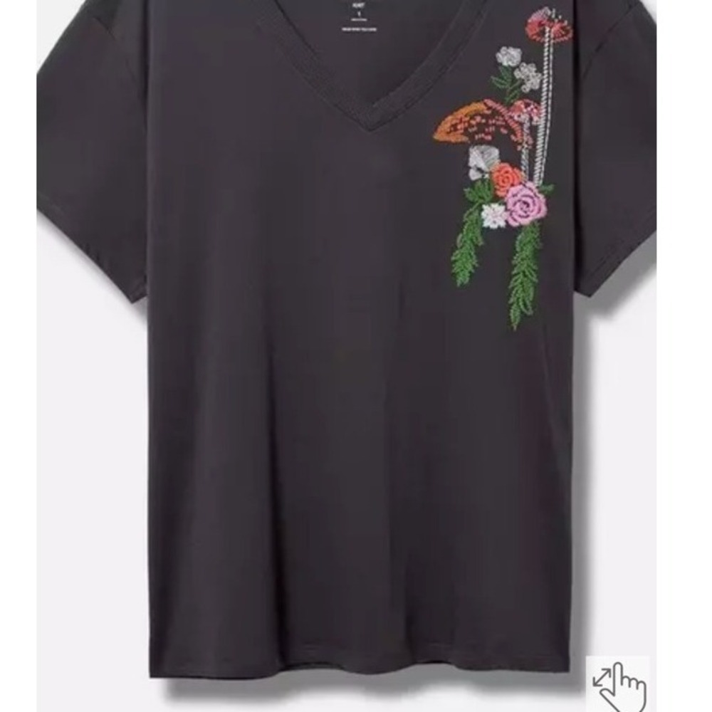 Torrid Heritage Knit Top Plus‎ Size V-Neck Floral Embroidered T-Shirt Size 6